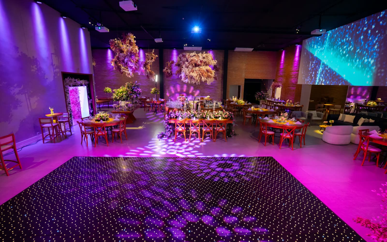Salão de festas da Casa Mozaik decorado para um casamento
